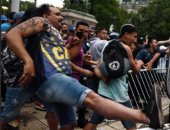 عشاق الأسطورة يعتدون على الشرطة الأرجنتينة خلال جنازة مارادونا.. صور