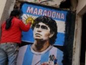 العالم حزين على وداعه.. رسام سوري يخلد ذكرى مارادونا على مبنى مدمر فى إدلب