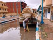 استمرار رفع تجمعات مياه الأمطار بالطريق الدولى فى مرسى مطروح.. صور