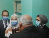 وزيرة التضامن تتفقد القافلة الطبية للهلال الأحمر بالخارجة.. فيديو وصور