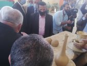 وزيرة التضامن تتفقد وحدة الصناعات الحرفية وتشهد تجربة صناعة الفخار بالخارجة.. صور