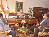 محافظ أسيوط يشدد على تكثيف الحملات التموينية لحماية المستهلكين