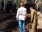 رئيس مدينة أرمنت يعلن إنهاء إصلاح خط الصرف الصحى بشارع الزلفى.. صور 