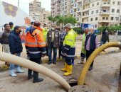 رئيس القابضة للصرف يتفقد شوارع الإسكندرية للتأكد من سحب مياه الأمطار.. فيديو