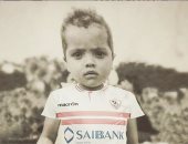 محمد هنيدى بقميص الأبيض فى طفولته: السادسة يا زمالك.. صورة