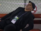 مدرب ضمك يثير الرعب خلال لقاء الشباب بالدوري السعودي بعد إغمائه.. فيديو