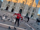 مصرى مقيم في برشلونة يشارك بصورة لنبذ التعصب الكروى قبل مباراة القمة