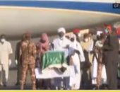 لحظة وصول جثمان الصادق المهدى إلى مطار الخرطوم بالسودان.. فيديو