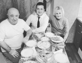 رئيس أوكرانيا فى صورة مع والديه: "بابا.. ماما.. أنا أحبكما"