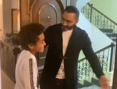 تامر حسنى يفاجئ طفلا من عشاقه بالزيارة فى منزله احتفالا بعيد ميلاده.. فيديو
