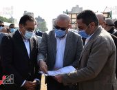 رئيس الوزراء يتفقد أعمال تطوير سور مجرى العيون 