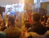 الروح الرياضية.. جمهور الأهلى يدعم أوباما لاعب الزمالك أمام منزله.. فيديو