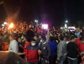 مشجعو الشياطين الحمر يحتفلون بشوارع بنى سويف بأعلام الأهلى والألعاب النارية