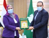 محافظ الشرقية يهدى وزيرة التضامن درع المحافظة تقديرا لجهودها.. صور