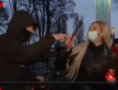 مراسلة أوكرانية تتعرض للاعتداء من مجهول خلال نقل فعالية على الهواء.. فيديو