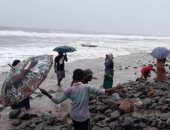 هدايا العاصفة والأمواج..سكان قرية هندية يفاجئون بقطع ذهب على الشاطىء.."صور"