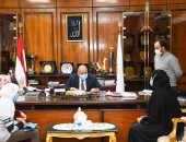 محافظ قنا يستقبل عدد من المواطنين للإستماع إلى شكواهم‎.. صور