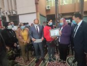 وزيرة التضامن تكرم طلاب جامعة الزقازيق من ذوى الهمم.. صور