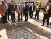 محافظ كفر الشيخ يتفقد شوارع فوه ورصف الطريق الداخلية.. صور