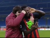 لاعبو ميلان يحتفلون بالفوز على فيورنتينا بمكالمة فيديو لمدربهم المصاب بـ كورونا