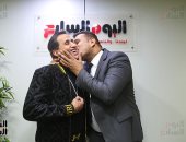 محمود الليثى يستقبل أحمد شيبة بـ3 قبلات داخل اليوم السابع.. فيديو وصور