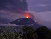 صور.. بركان ليوتولو يشرد سكان 26 قرية في إندونيسيا