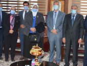 محافظ المنيا يبحث مع وفد وزارة الصحة رفع وتحسين خدمات الرعاية الأولية