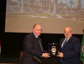 محافظ القاهرة يهدى الخشت درع المحافظة تقديرًا لجهوده فى تفعيل الدور المجتمعى