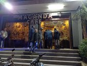 تحرير 7 محاضر للمقاهى المخالفة ومصادرة 20 شيشة بحملة مكبرة ببنها.. صور