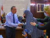 محافظ الإسكندرية يستمع لشكاوى المواطنين ويستقبل عددا منهم بمكتبه