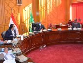 محافظ الإسماعيلية يناقش المشروعات المتأخرة فى مجال مياه الشرب والصرف