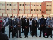 محافظ بورسعيد يشارك طلاب مدرسة الشهيد مصطفى خضر بنات طابور الصباح.. صور