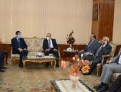 محافظ الغربية ونائبه يهنئان رئيس جامعة طنطا الجديد