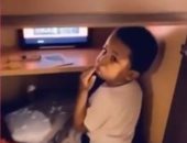 طفل يحول خزانة المطبخ إلى مكتب ويجلس داخله ليفاجئ أمه.. فيديو طريف
