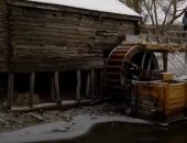 طاحونة عمرها 300 عام تصنع الدقيق بالطاقة المائية فى روسيا.. فيديو