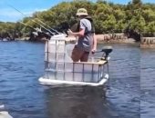 الحاجة أم الاختراع..صياد أسترالى يصنع قارب بمحرك من خزان مياه بلاستيك..فيديو