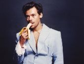 هاري ستايلز يُفضل "الموز والرمان" في أحدث جلسة تصويرية