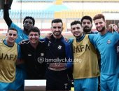 لاعبو الإسماعيلى يحتفلون بعيد ميلاد دونجا على هامش المران