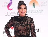 قبلة بين عبير صبرى وزوجها على السجادة الحمراء فى افتتاح مهرجان القاهرة