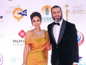 محمد فراج يداعب بسنت شوقى بقبلة على السجادة الحمراء فى افتتاح مهرجان القاهرة