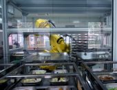 روبوت يقدم الطعام فى مدرسة صينية لتقليل خطر الإصابة بفيروس كورونا