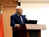 محافظ بورسعيد يناقش سبل التطوير المؤسسى فى إطار استراتيجية مصر الرقمية.. صور