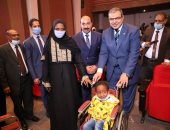 وزير القوى العاملة يسلم 32 عقد عمل و15 كرسى متحرك لذوى القدرات الخاصة بأسوان