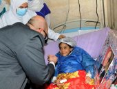 محافظ بنى سويف يسلم الطفلة "شروق" هدية نيابة عن الرئيس السيسى.. صور