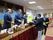 وزير القوى العاملة يوزع 2600 شهادة "أمان" على العمالة غير المنتظمة بأسوان