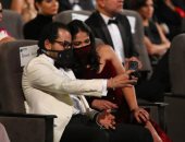 ‎أحلى كابل.. سيلفى أحمد حلمى ومنى زكى بالكمامات فى افتتاح مهرجان القاهرة