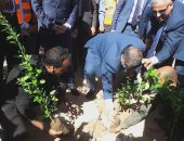 وزير القوى العاملة يشارك فى زراعة 1100 شجرة مثمرة بأسوان