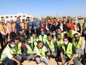 وزير القوى العاملة يشارك 500 طالب بزراعة 9 أفدنة بجامعة أسوان في مبادرة "هنجملها"