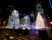 نيويورك تعلن بداية موسم أعياد الميلاد بإضاءة شجرة روكفلر ..صور