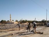 البدء فى المرحلة الأولى لرفع كفاءة ورصف الطريق الدائرى بنصر النوبة.. صور